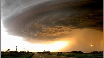 إعصار ساندرا يضعُف ويصبح عاصفة مدارية قبالة ساحل المكسيك