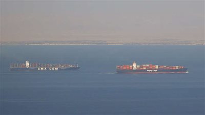 «مميش» ينفى منع السفن المتجهة إلى سوريا من عبور قناة السويس