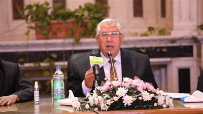 وزير الزراعة يوجه بإيجاد حلول تطبيقية لزيادة إنتاجية البيئات الصحراوية