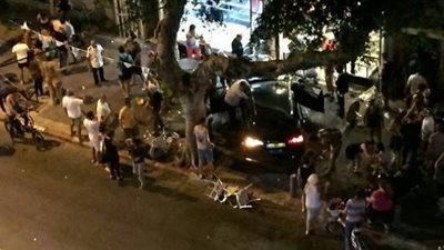 صور: إصابة 6 أشخاص في اقتحام سيارة لمطعم بتل أبيب