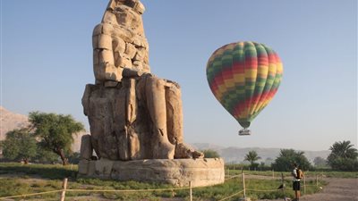 6 رحلات بالون طائر تقل 87 سائحًا تزين سماء الأقصر