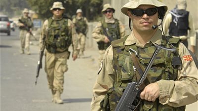 جيش مقدونيا يبدأ إقامة سياج على الحدود مع اليونان