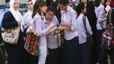 طلاب الثانوية يؤدون امتحاني التريبة الوطنية والإحصاء