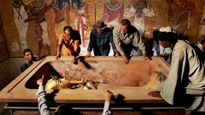 عالم بريطاني: البحث لا يزال مستمرا عن مقبرة نفرتيتي