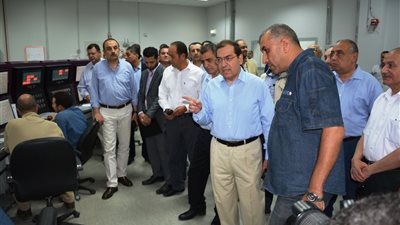 وزير البترول يتفقد المراحل النهائية لمشروع إنتاج 