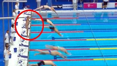 فيديو.. سباح يضحي بالذهبية من أجل 