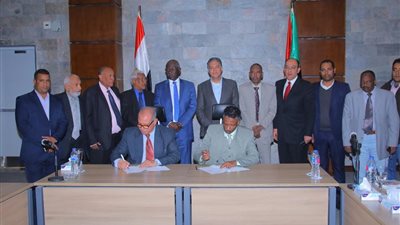 «عرفات» يشهد توقيع عقد لنقل البضائع إلى السودان عبر «وادى النيل»