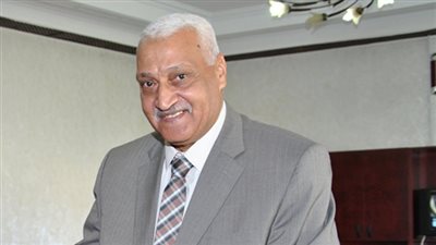 المحافظ ولجنة بحثية يزورون خليج السويس لبحث أسباب تواجد سمك القرش