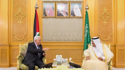 خادم الحرمين الشريفين يستقبل الرئيس الفلسطيني بجدة