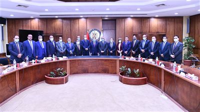 الملا يلتقي مجلس نقابة العاملين بالبترول لتطوير أداء الشركات