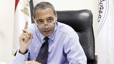 تجريب ماكينة جديدة لتغيير العملات الورقية إلى معدنية