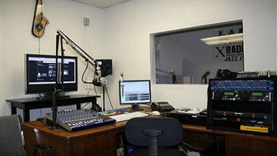 قوات الاحتلال الإسرائيلي تغلق إذاعة دريم الفلسطينية بالخليل