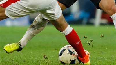  شاهد: لحظة انفجار الكرة في مباراة 