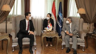 رئيس هيئة قناة السويس يستقبل السفير الكوري الجنوبي لبحث فرص التعاون