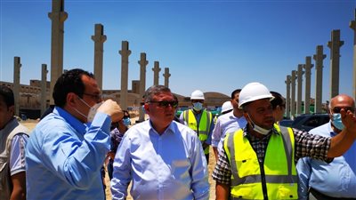 وزير قطاع الأعمال يتفقد إنشاءات مصنع غزل 1 الأكبر في العالم