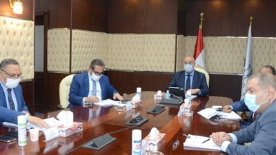 وزير الإسكان يبحث سبل تعظيم الاستفادة من أراضى الدولة