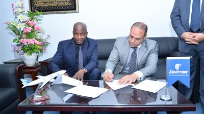 «مصر للطيران» توقع بروتوكول تعاون لنقل حجاج دولة مالي