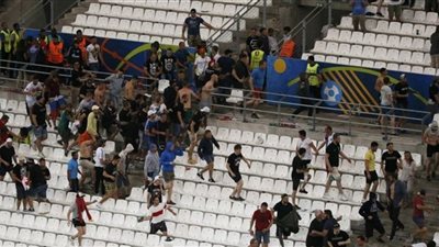 فيديو: اشتباكات عنيفة بين جماهير انجلترا وسلوفاكيا باليورو