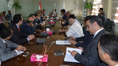 وزير البيئة يجتمع بممثلي 17 شركة لبحث بدائل الوقود