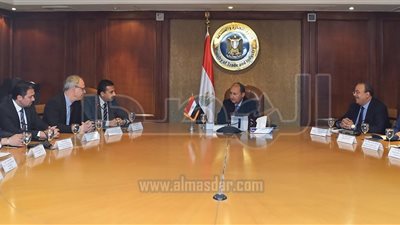 وزير التجارة يبحث مع وفد «سيمنس» تنفيذ اتفاق تطوير الصناعة 