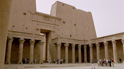 اليوم.. الشمس تتعامد على قدس أقداس معبد إدفو