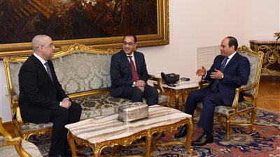 السيسي يجتمع برئيس الوزراء ووزير الإسكان.. ويوجه بإنجاز المشروعات