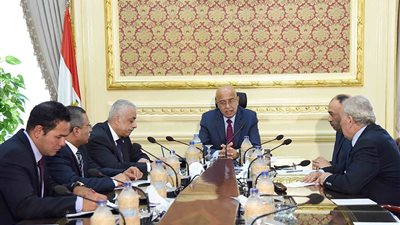 شريف إسماعيل يتابع مع وزير التعليم الاستعداد للعام الدارسي الجديد