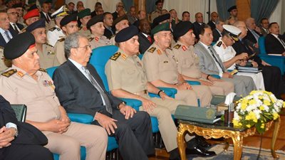 وزير الدفاع يشهد حفل تخرج دورات أكاديمية ناصر العسكرية العليا