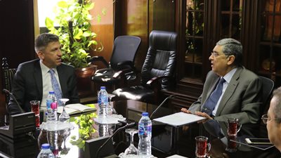 شاكر يبحث مع سفير قبرص مستجدات مشروع الربط الكهربي