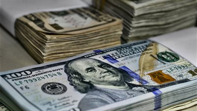 إعصار هارفي يطيح بالدولار عالميًا