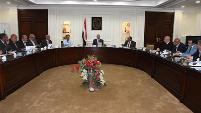 وزير الإسكان يبحث موقف مشروعات مياه الشرب بالجيزة