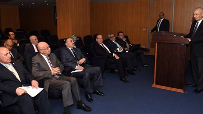 رئيس الوزراء يبحث آلية تحويل مجرى النيل الرئيسي 