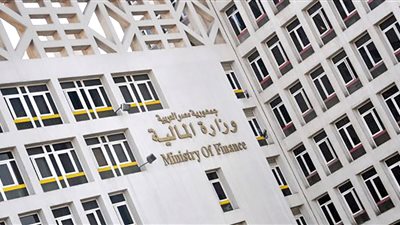 الحكومة تنفي طرح عملات معدنية فئة 100 جنيه 