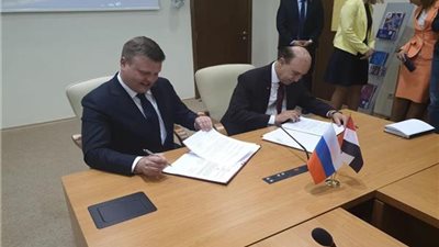 «مميش» يوقع مذكرة تفاهم مع رئيس المنطقة الاقتصادية بـ«دوبنا» الروسية