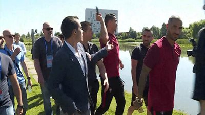 فيديو: رونالدو ينتزع ميكروفون صحفي ويلقيه نحو بحيرة