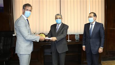 شاكر والملا يتسلمان دراسة جدوى مشروع إنتاج الهيدروجين الأخضر