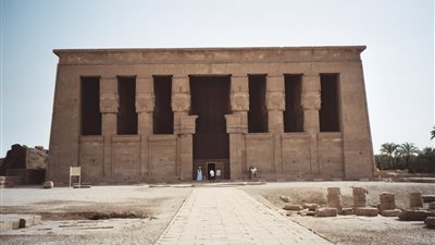 معبد دندرة السياحي بقنا يستقبل 90 سائحًا