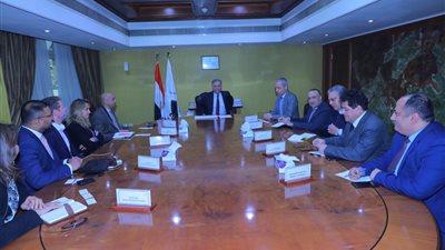 عرفات يبحث مع وفد «فيزا» تفعيل الاقتصاد الرقمي في مجالات النقل