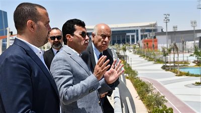 وزير الشباب ونظيره الفلسطيني يشهدان بطولة الجمهورية للسباحة
