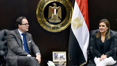سحر نصر تناقش مع سفير فرنسا الاستثمار في قناة السويس والعاصمة الإدارية