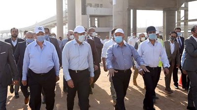 رئيس الوزراء يتفقد مشروع القطار الكهربائي الخفيف «LRT»