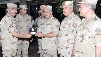 رئيس الأركان يلتقى نسور مصر وطلبة الفنية العسكرية