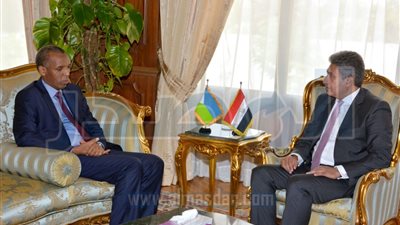 وزير الطيران يبحث مع سفير جيبوتى تسيير خط جوى مباشر بين البلدين