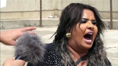 شاهد: هيا الشعيبي تنهار وتحاول خلع حذائها لتضرب رامز جلال 