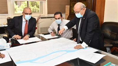 وزير الإسكان يتابع تنفيذ مشروعات إحلال وتجديد شبكات مياه الشرب في القاهرة