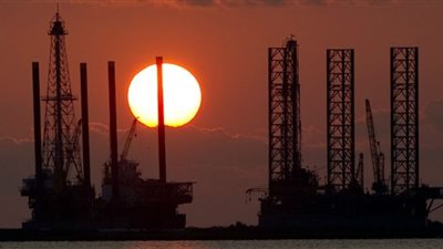 أسعار النفط تنخفض بفعل زيادة مخزونات الخام الأمريكية