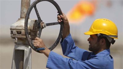 النفط يصعد بعد تلميح العراق لإمكانية مد اتفاق خفض الإنتاج