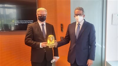 العناني يبحث دفع حركة السياحة الألمانية الوافدة إلى مصر