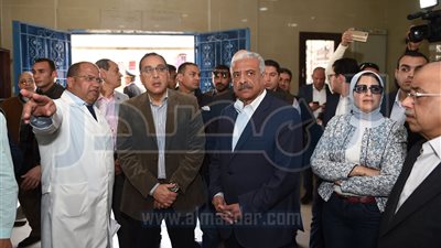 رئيس الوزراء يتفقد مستشفى السويس العام