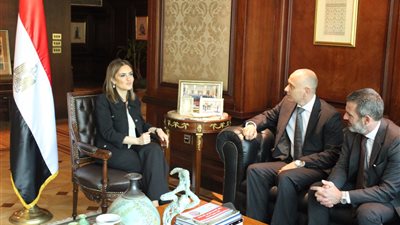 سحر نصر تبحث مع 